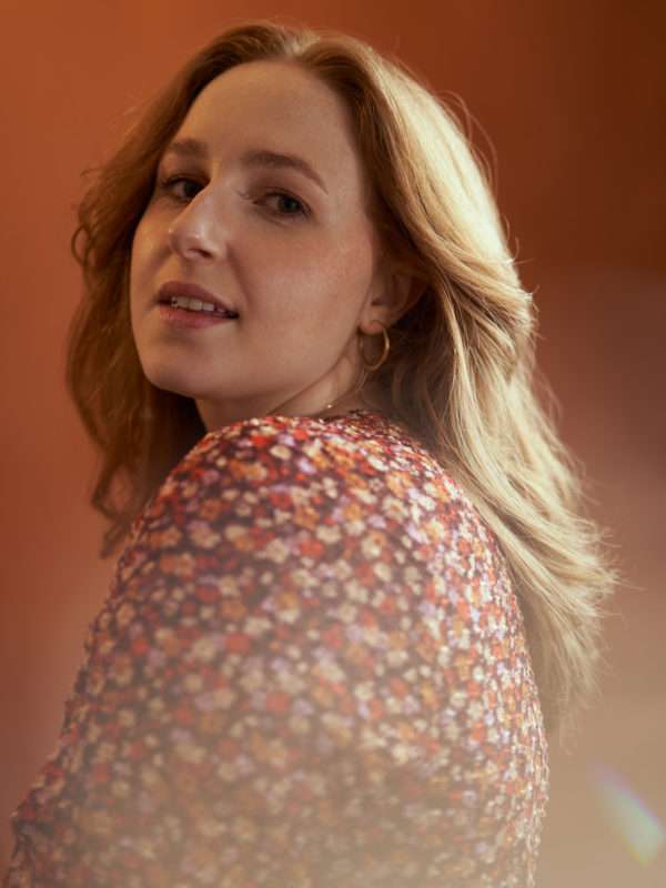 香港女性肖像與自然光工作室攝影大地色調